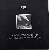 Pinigai fotografijoje
