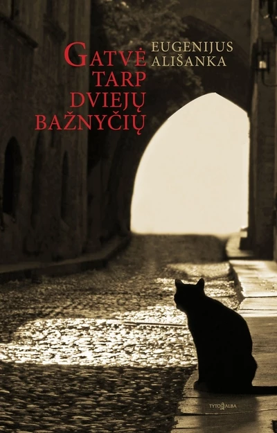 Gatvė tarp dviejų bažnyčių